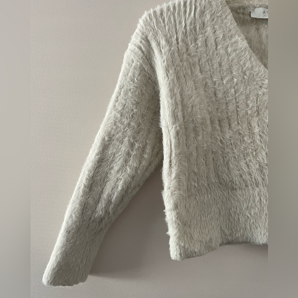 ASTR the Label V-Neck Faux Wrap Veda Cropped Fuzzy Sweater Small - Picture 5 of 7